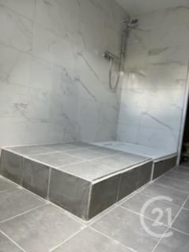 Appartement F4 à louer - 4 pièces - 107.65 m2 - PONTARLIER - 25 - FRANCHE-COMTE - Century 21 Avenir Immobilier